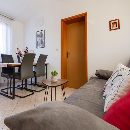 Villa Livia With Three Nice Apartments, Swimming Pool, Childrens Playground, Barbecue And Free Parking Ližnjan Екстериор снимка
