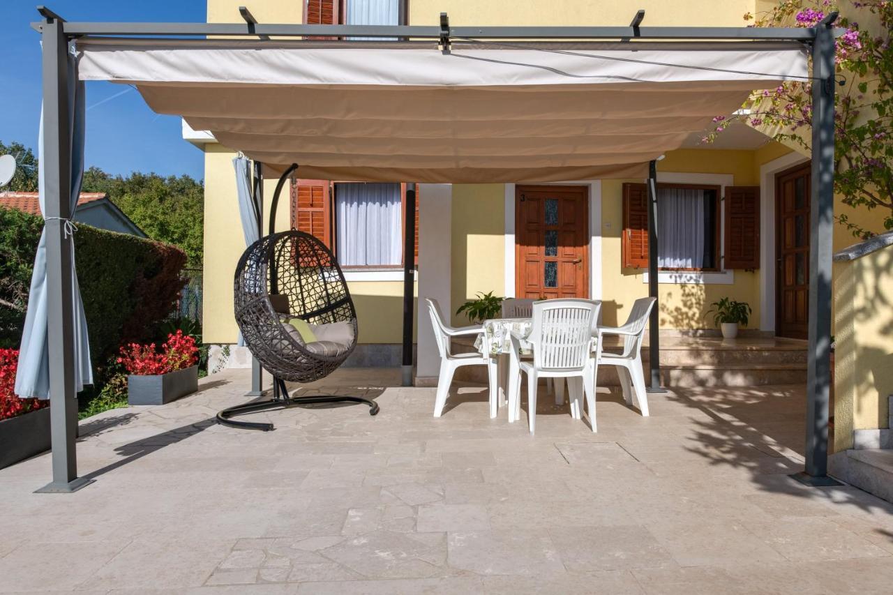 Villa Livia With Three Nice Apartments, Swimming Pool, Childrens Playground, Barbecue And Free Parking Ližnjan Екстериор снимка