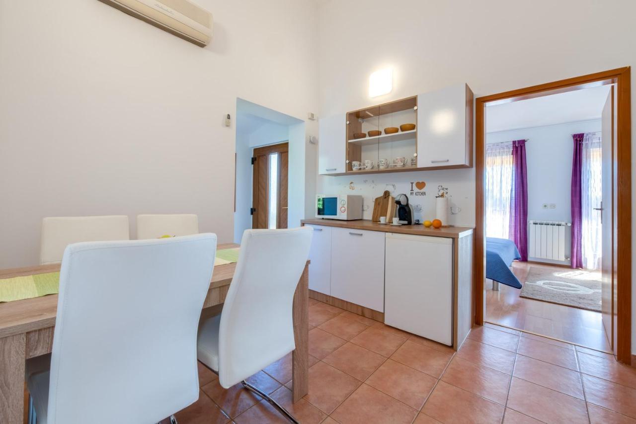 Villa Livia With Three Nice Apartments, Swimming Pool, Childrens Playground, Barbecue And Free Parking Ližnjan Екстериор снимка