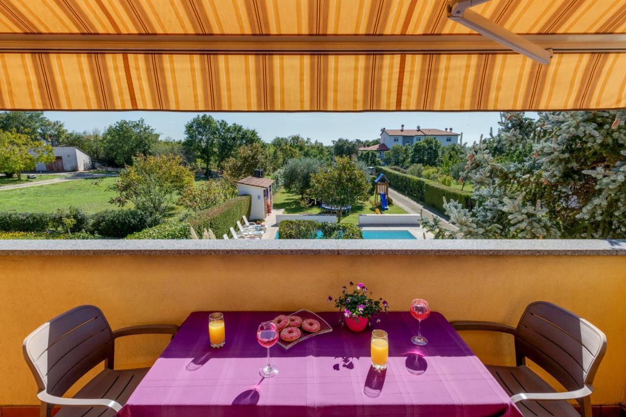 Villa Livia With Three Nice Apartments, Swimming Pool, Childrens Playground, Barbecue And Free Parking Ližnjan Екстериор снимка