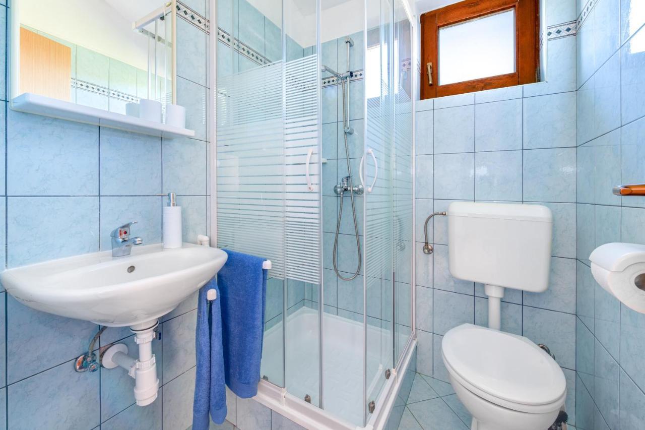Villa Livia With Three Nice Apartments, Swimming Pool, Childrens Playground, Barbecue And Free Parking Ližnjan Екстериор снимка