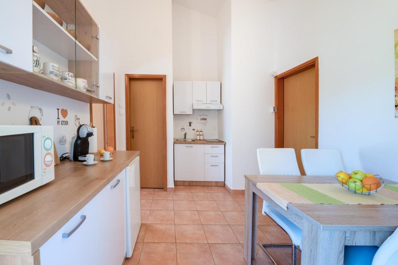 Villa Livia With Three Nice Apartments, Swimming Pool, Childrens Playground, Barbecue And Free Parking Ližnjan Екстериор снимка
