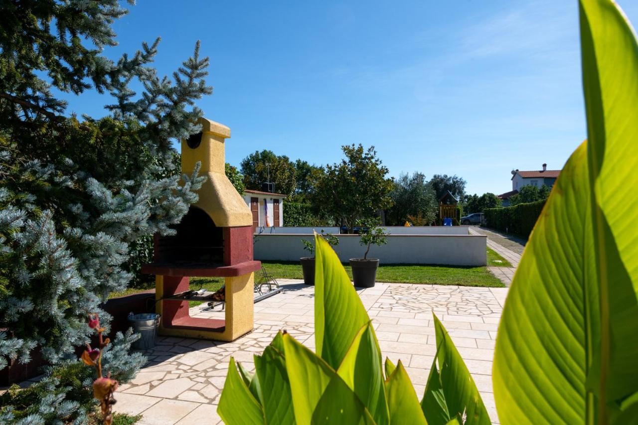 Villa Livia With Three Nice Apartments, Swimming Pool, Childrens Playground, Barbecue And Free Parking Ližnjan Екстериор снимка
