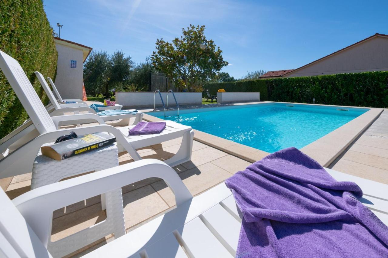 Villa Livia With Three Nice Apartments, Swimming Pool, Childrens Playground, Barbecue And Free Parking Ližnjan Екстериор снимка