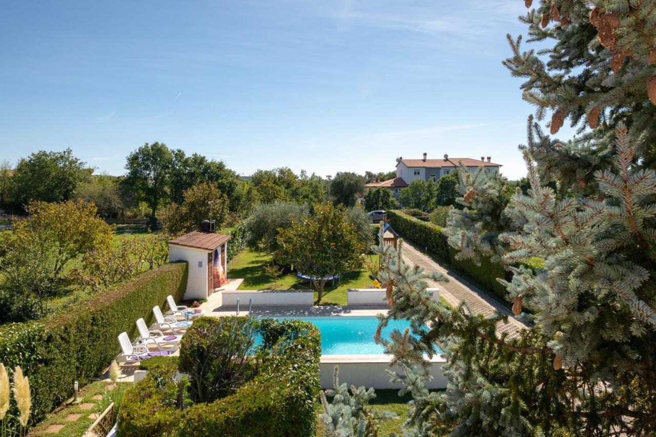 Villa Livia With Three Nice Apartments, Swimming Pool, Childrens Playground, Barbecue And Free Parking Ližnjan Екстериор снимка
