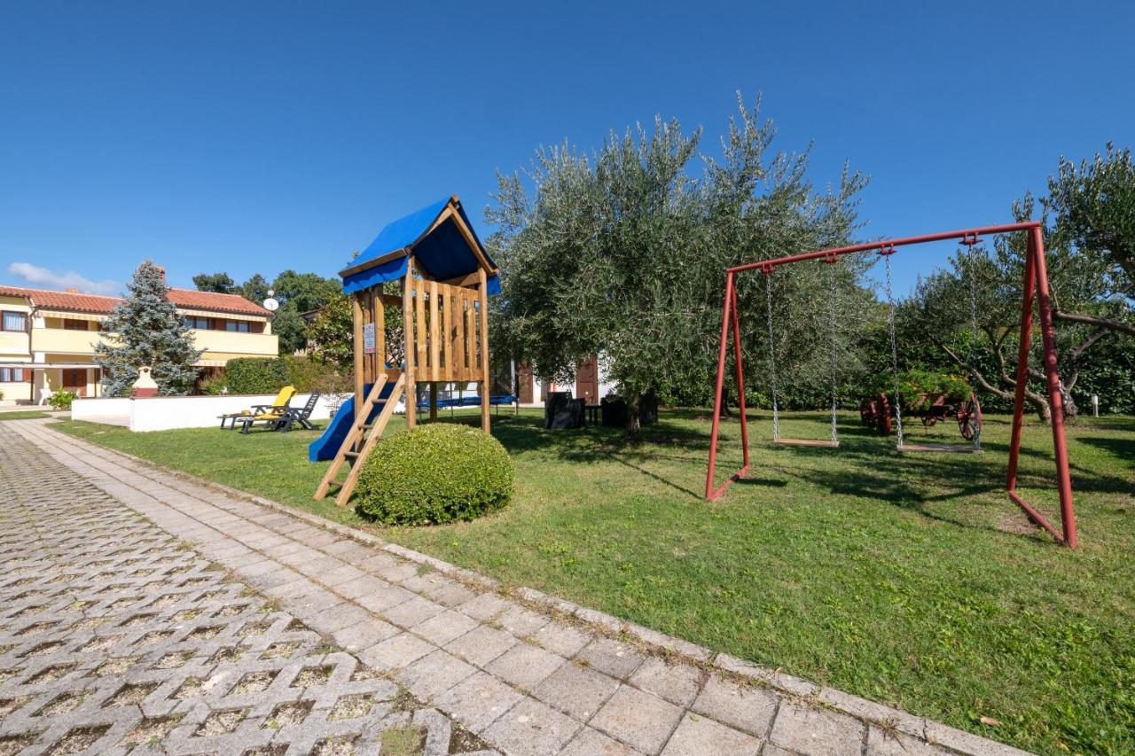 Villa Livia With Three Nice Apartments, Swimming Pool, Childrens Playground, Barbecue And Free Parking Ližnjan Екстериор снимка