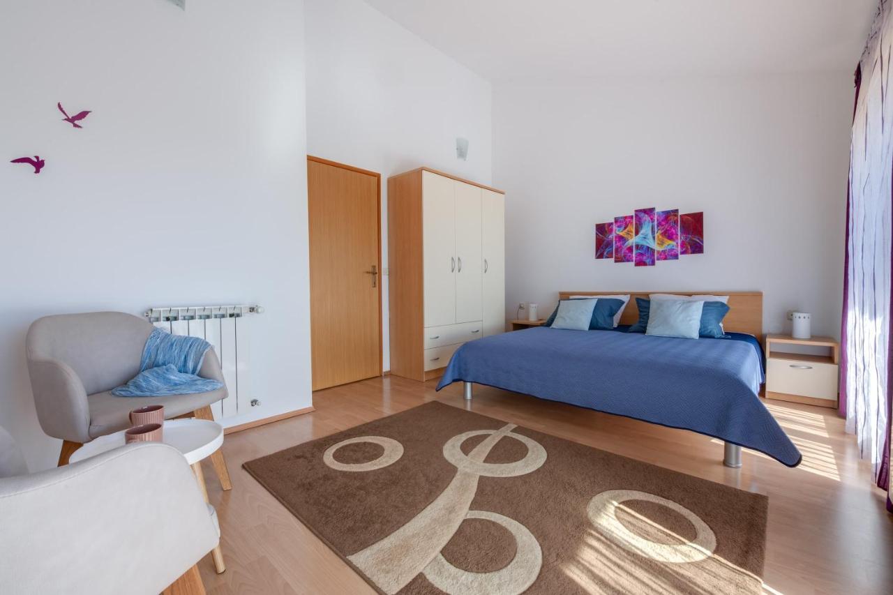 Villa Livia With Three Nice Apartments, Swimming Pool, Childrens Playground, Barbecue And Free Parking Ližnjan Екстериор снимка