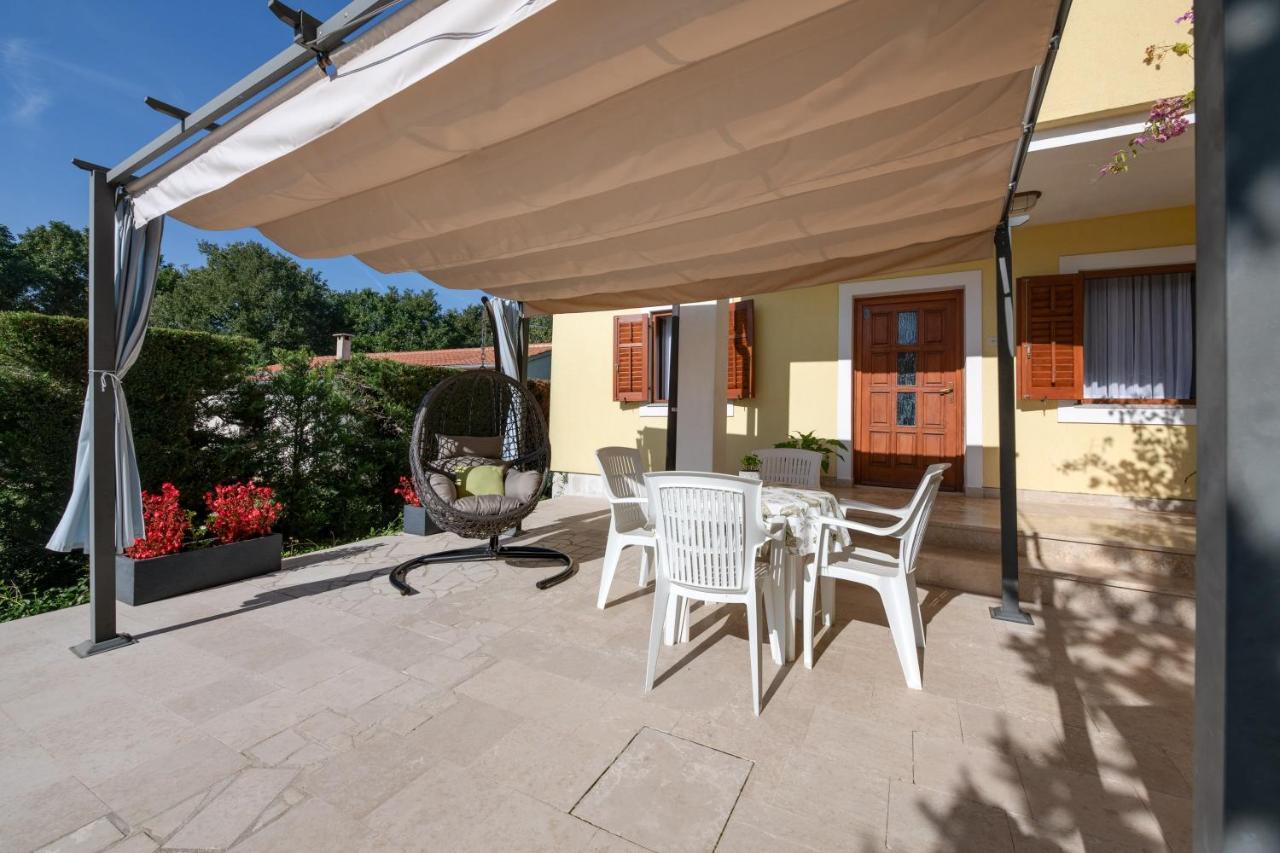 Villa Livia With Three Nice Apartments, Swimming Pool, Childrens Playground, Barbecue And Free Parking Ližnjan Екстериор снимка