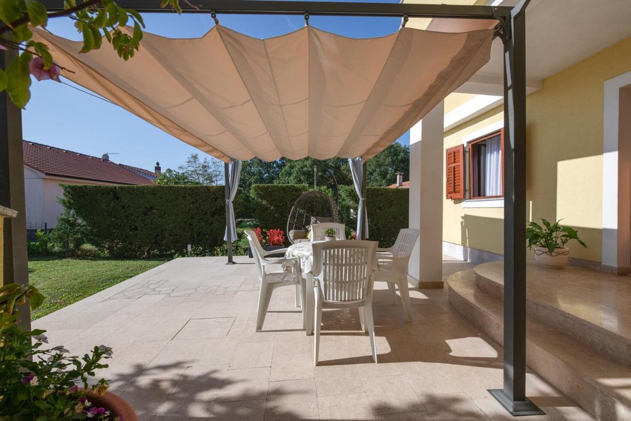 Villa Livia With Three Nice Apartments, Swimming Pool, Childrens Playground, Barbecue And Free Parking Ližnjan Екстериор снимка