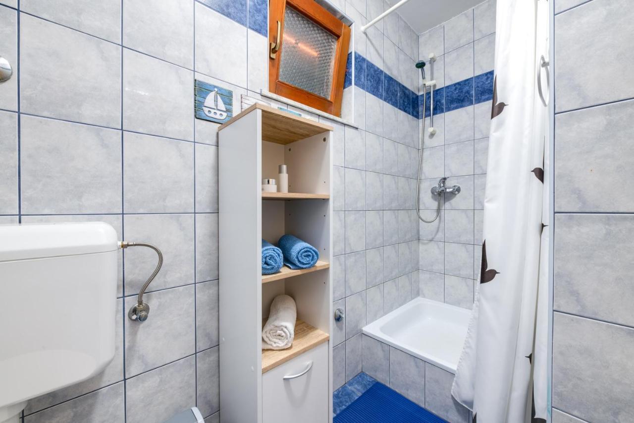Villa Livia With Three Nice Apartments, Swimming Pool, Childrens Playground, Barbecue And Free Parking Ližnjan Екстериор снимка