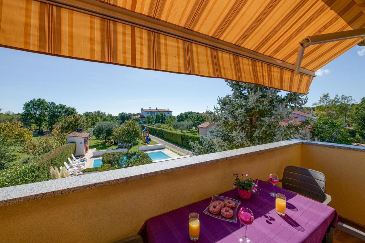 Villa Livia With Three Nice Apartments, Swimming Pool, Childrens Playground, Barbecue And Free Parking Ližnjan Екстериор снимка