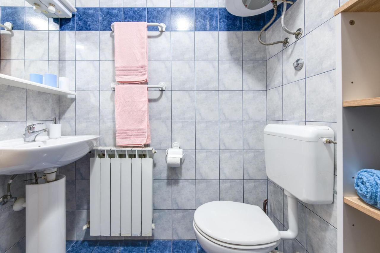 Villa Livia With Three Nice Apartments, Swimming Pool, Childrens Playground, Barbecue And Free Parking Ližnjan Екстериор снимка