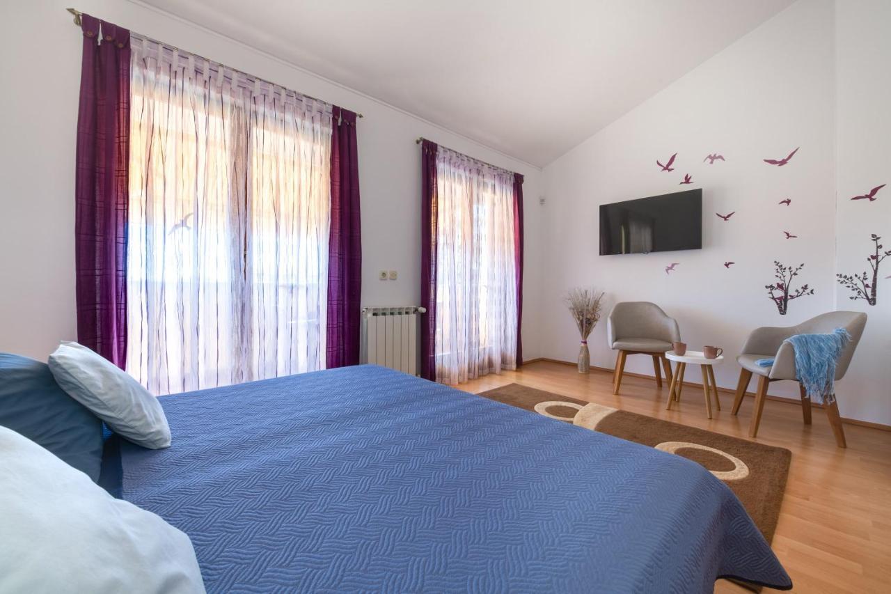 Villa Livia With Three Nice Apartments, Swimming Pool, Childrens Playground, Barbecue And Free Parking Ližnjan Екстериор снимка