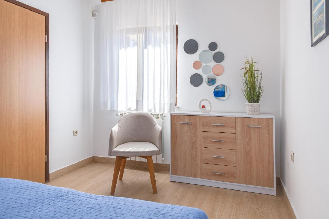 Villa Livia With Three Nice Apartments, Swimming Pool, Childrens Playground, Barbecue And Free Parking Ližnjan Екстериор снимка