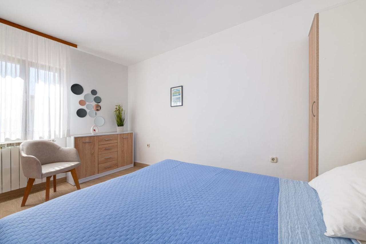 Villa Livia With Three Nice Apartments, Swimming Pool, Childrens Playground, Barbecue And Free Parking Ližnjan Екстериор снимка