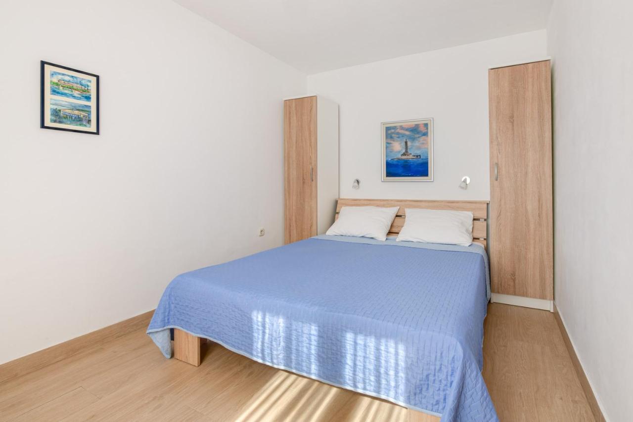 Villa Livia With Three Nice Apartments, Swimming Pool, Childrens Playground, Barbecue And Free Parking Ližnjan Екстериор снимка