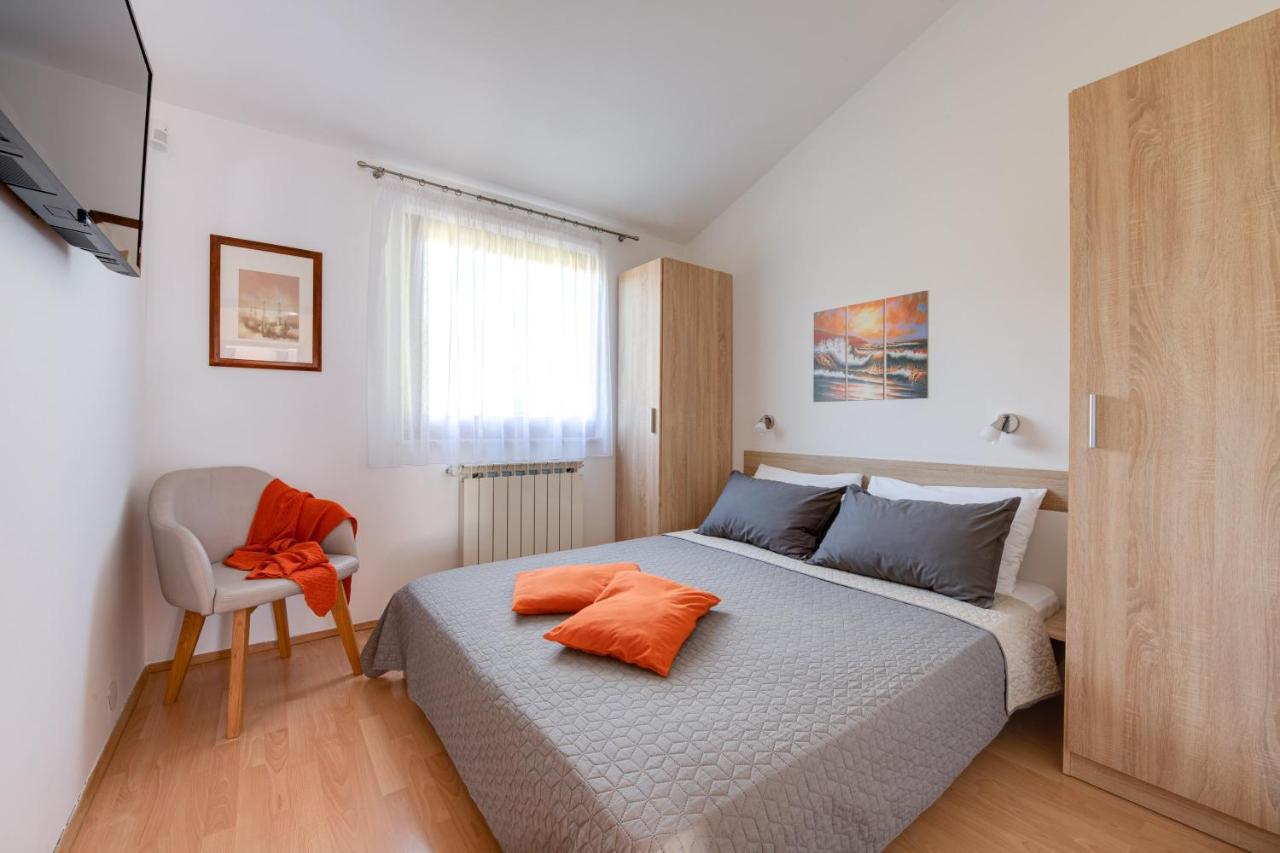 Villa Livia With Three Nice Apartments, Swimming Pool, Childrens Playground, Barbecue And Free Parking Ližnjan Екстериор снимка