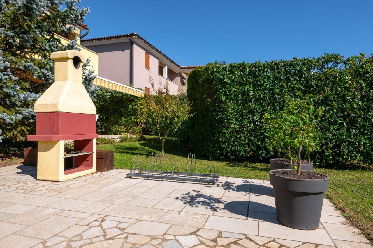 Villa Livia With Three Nice Apartments, Swimming Pool, Childrens Playground, Barbecue And Free Parking Ližnjan Екстериор снимка
