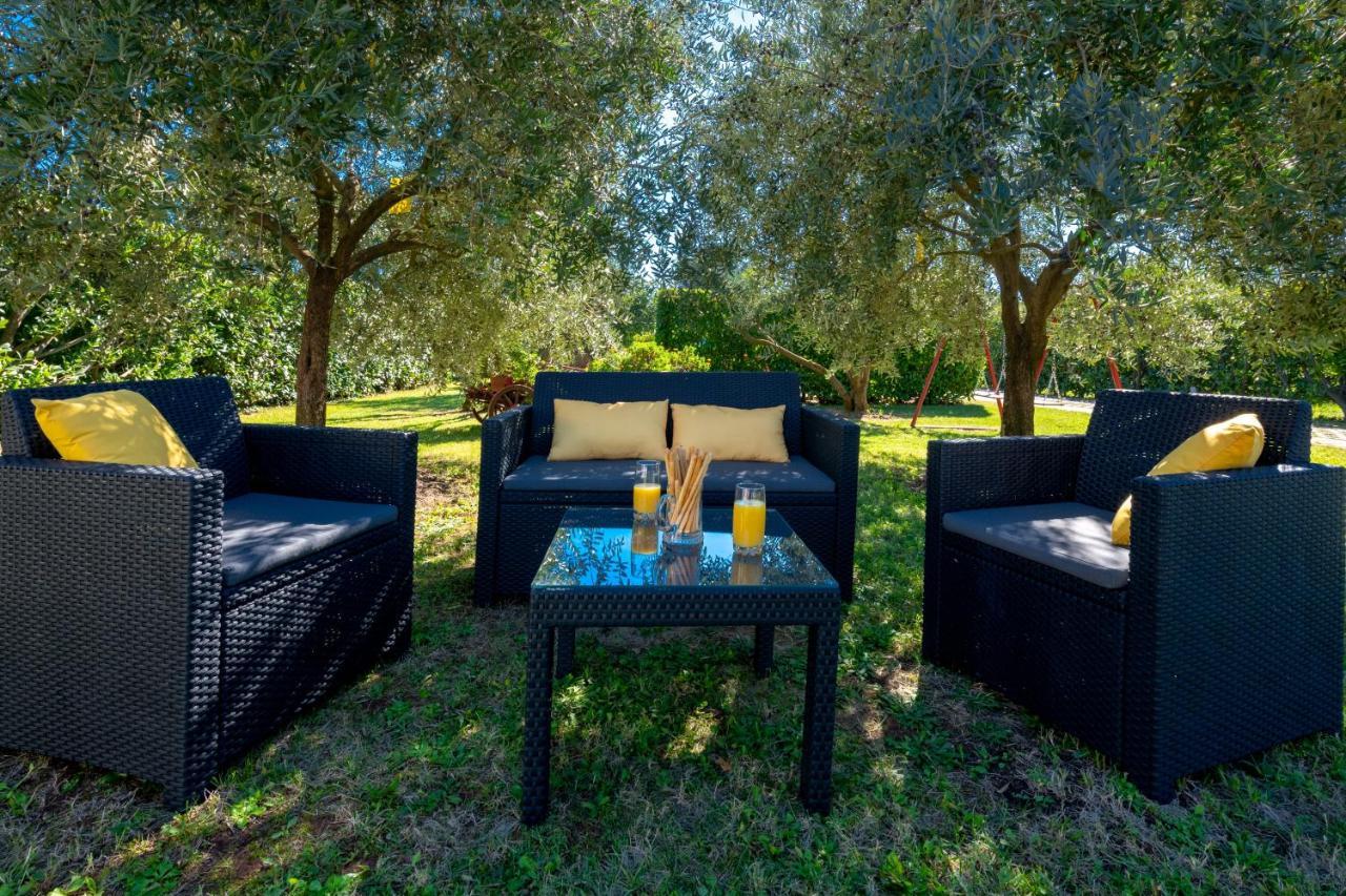Villa Livia With Three Nice Apartments, Swimming Pool, Childrens Playground, Barbecue And Free Parking Ližnjan Екстериор снимка