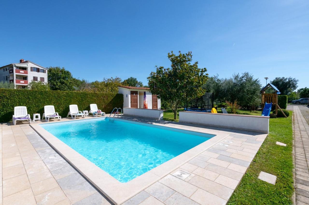 Villa Livia With Three Nice Apartments, Swimming Pool, Childrens Playground, Barbecue And Free Parking Ližnjan Екстериор снимка