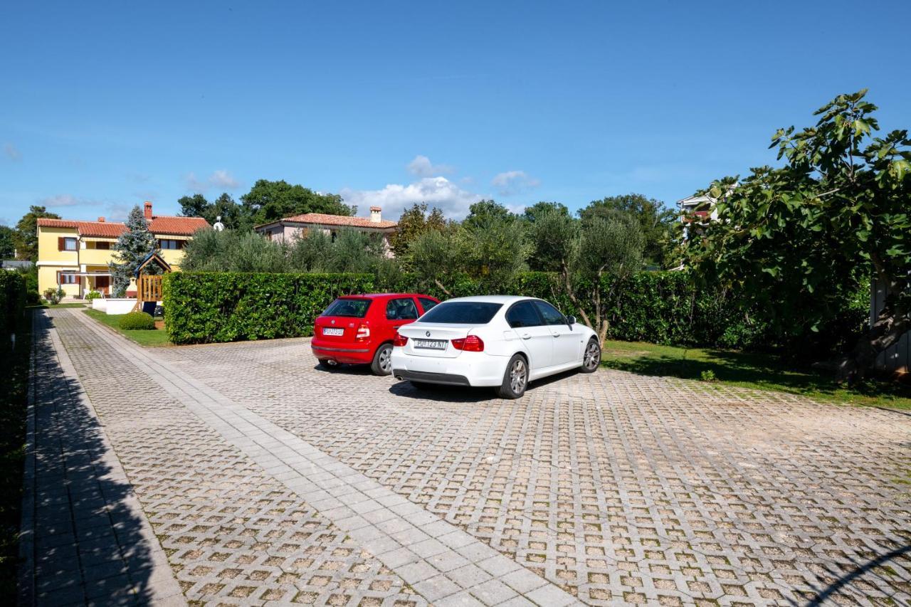 Villa Livia With Three Nice Apartments, Swimming Pool, Childrens Playground, Barbecue And Free Parking Ližnjan Екстериор снимка