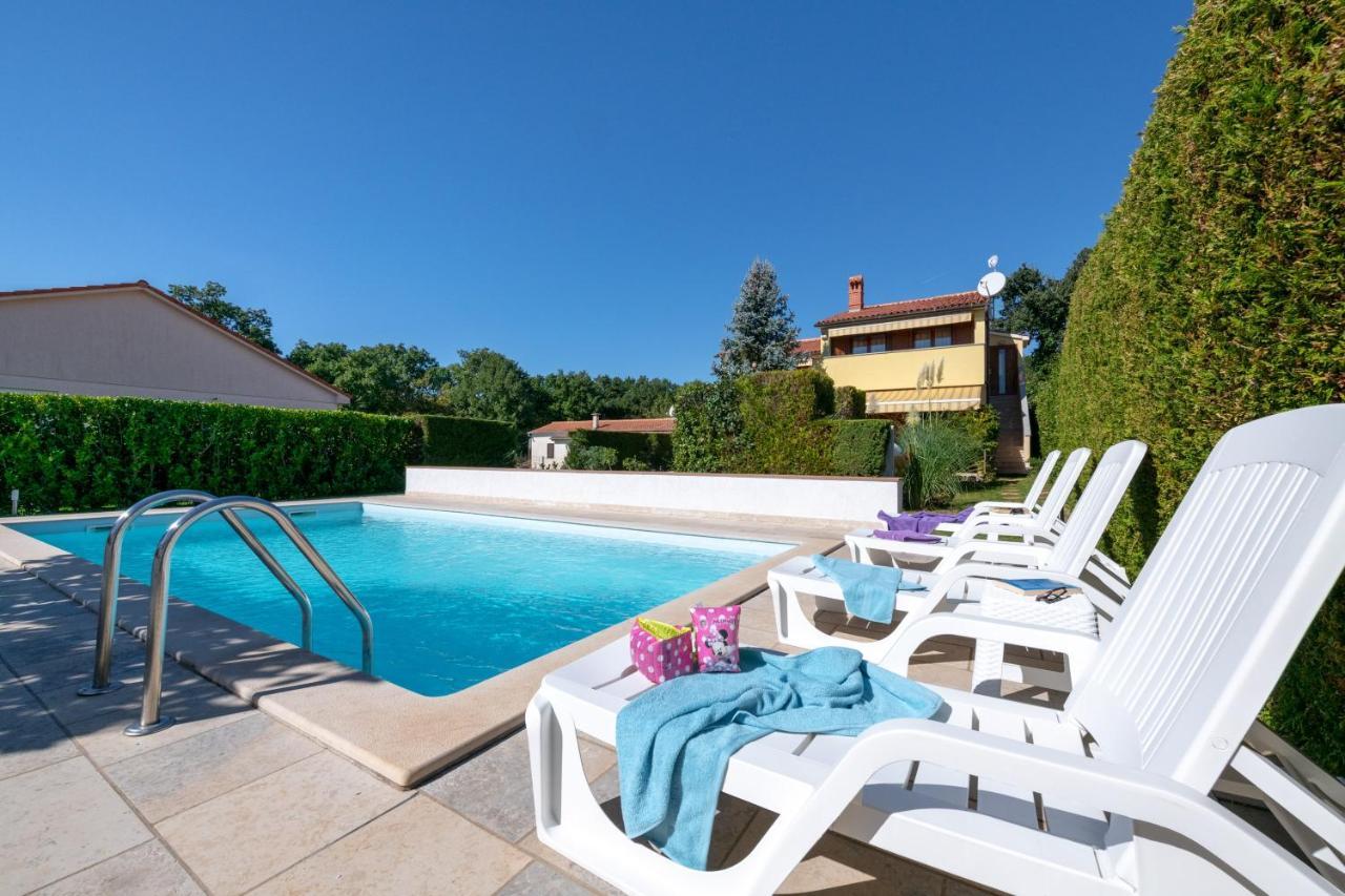 Villa Livia With Three Nice Apartments, Swimming Pool, Childrens Playground, Barbecue And Free Parking Ližnjan Екстериор снимка
