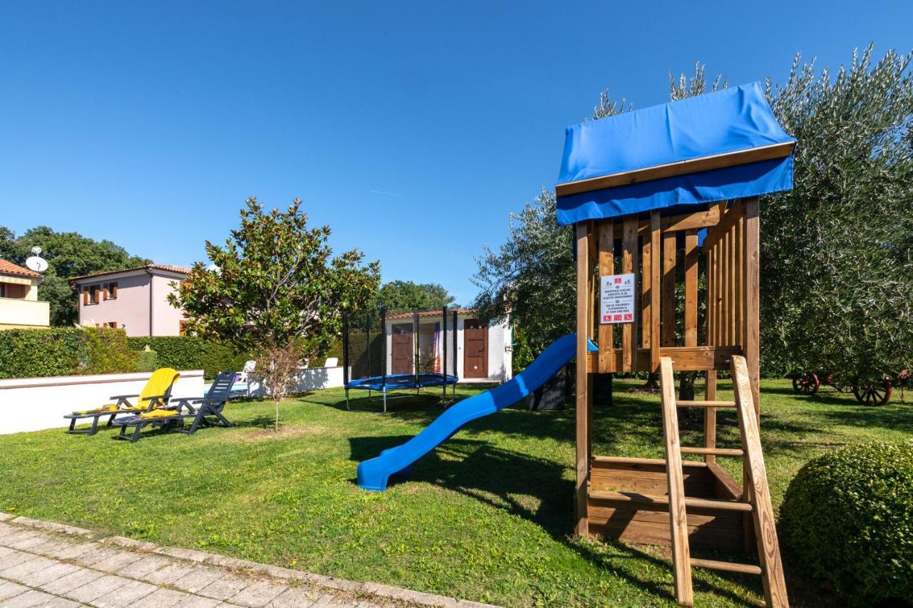 Villa Livia With Three Nice Apartments, Swimming Pool, Childrens Playground, Barbecue And Free Parking Ližnjan Екстериор снимка