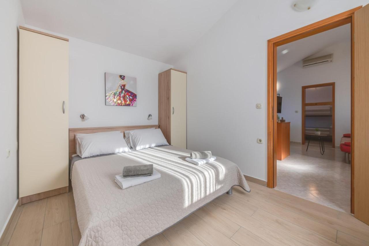 Villa Livia With Three Nice Apartments, Swimming Pool, Childrens Playground, Barbecue And Free Parking Ližnjan Екстериор снимка