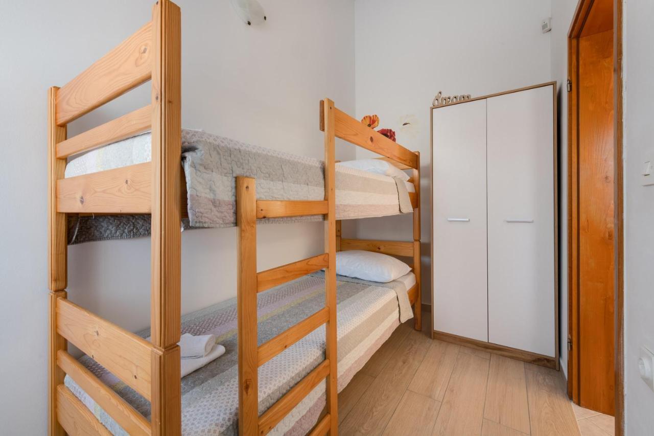 Villa Livia With Three Nice Apartments, Swimming Pool, Childrens Playground, Barbecue And Free Parking Ližnjan Екстериор снимка