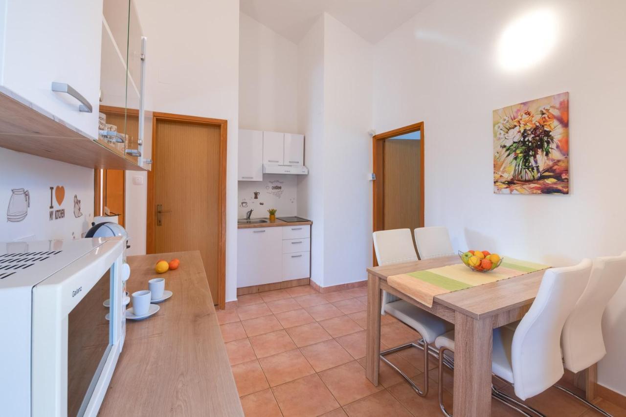 Villa Livia With Three Nice Apartments, Swimming Pool, Childrens Playground, Barbecue And Free Parking Ližnjan Екстериор снимка