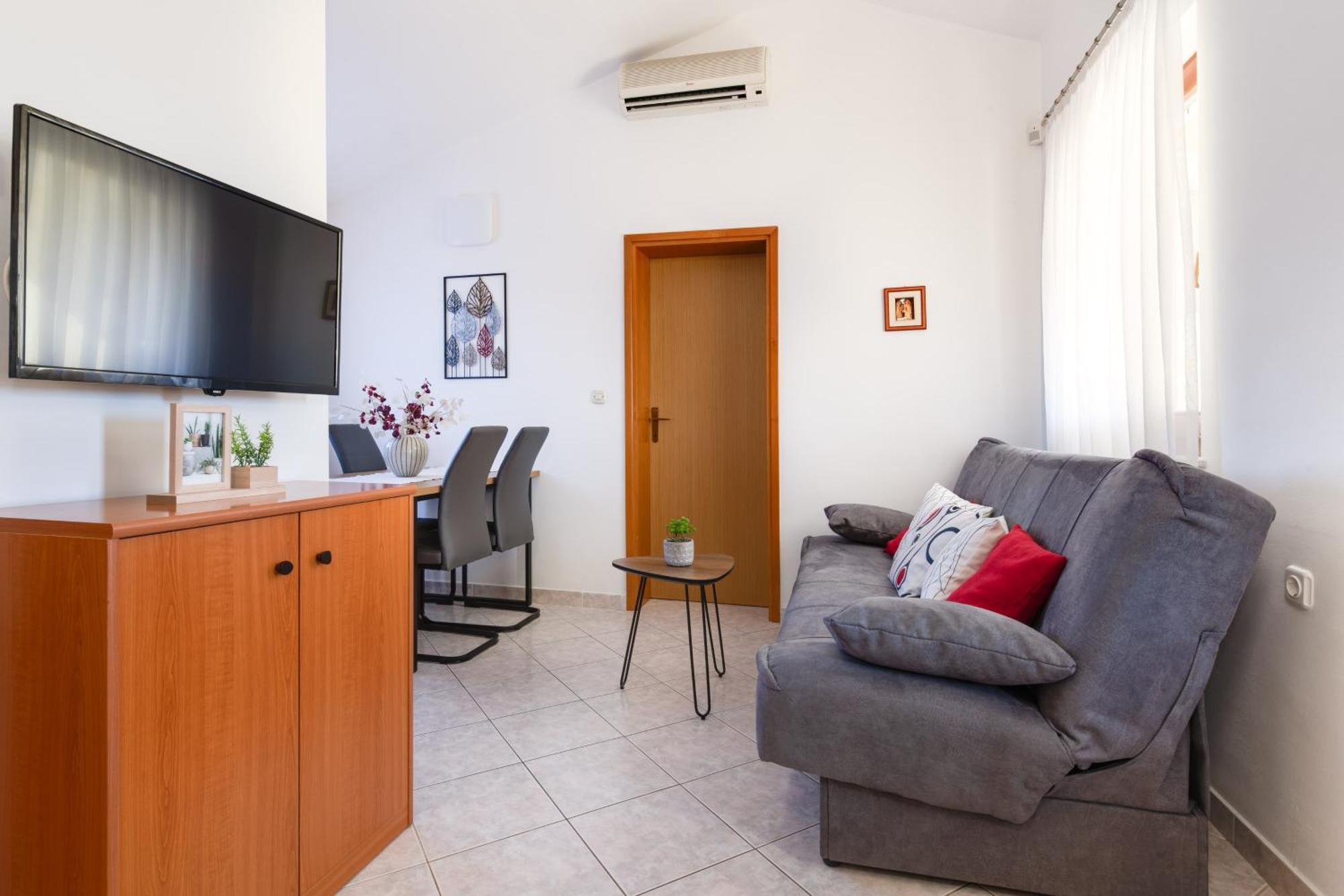 Villa Livia With Three Nice Apartments, Swimming Pool, Childrens Playground, Barbecue And Free Parking Ližnjan Екстериор снимка