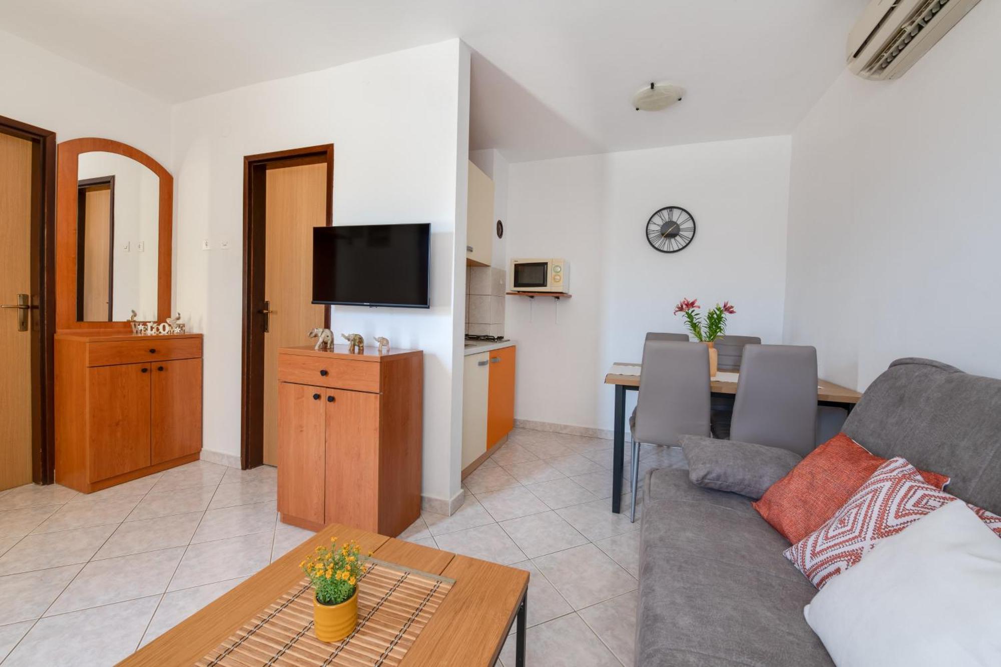 Villa Livia With Three Nice Apartments, Swimming Pool, Childrens Playground, Barbecue And Free Parking Ližnjan Екстериор снимка
