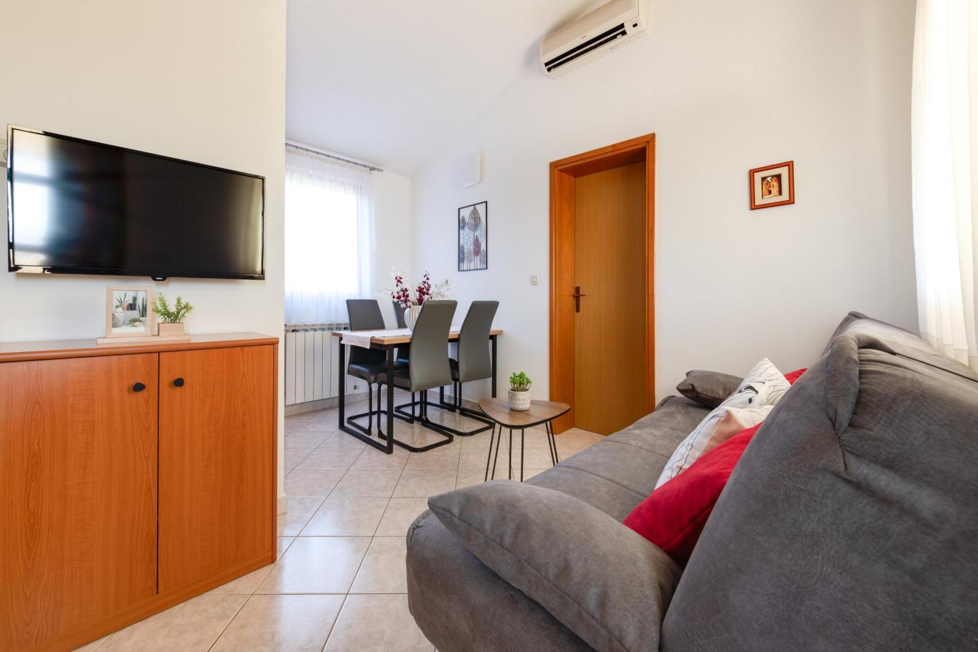 Villa Livia With Three Nice Apartments, Swimming Pool, Childrens Playground, Barbecue And Free Parking Ližnjan Екстериор снимка