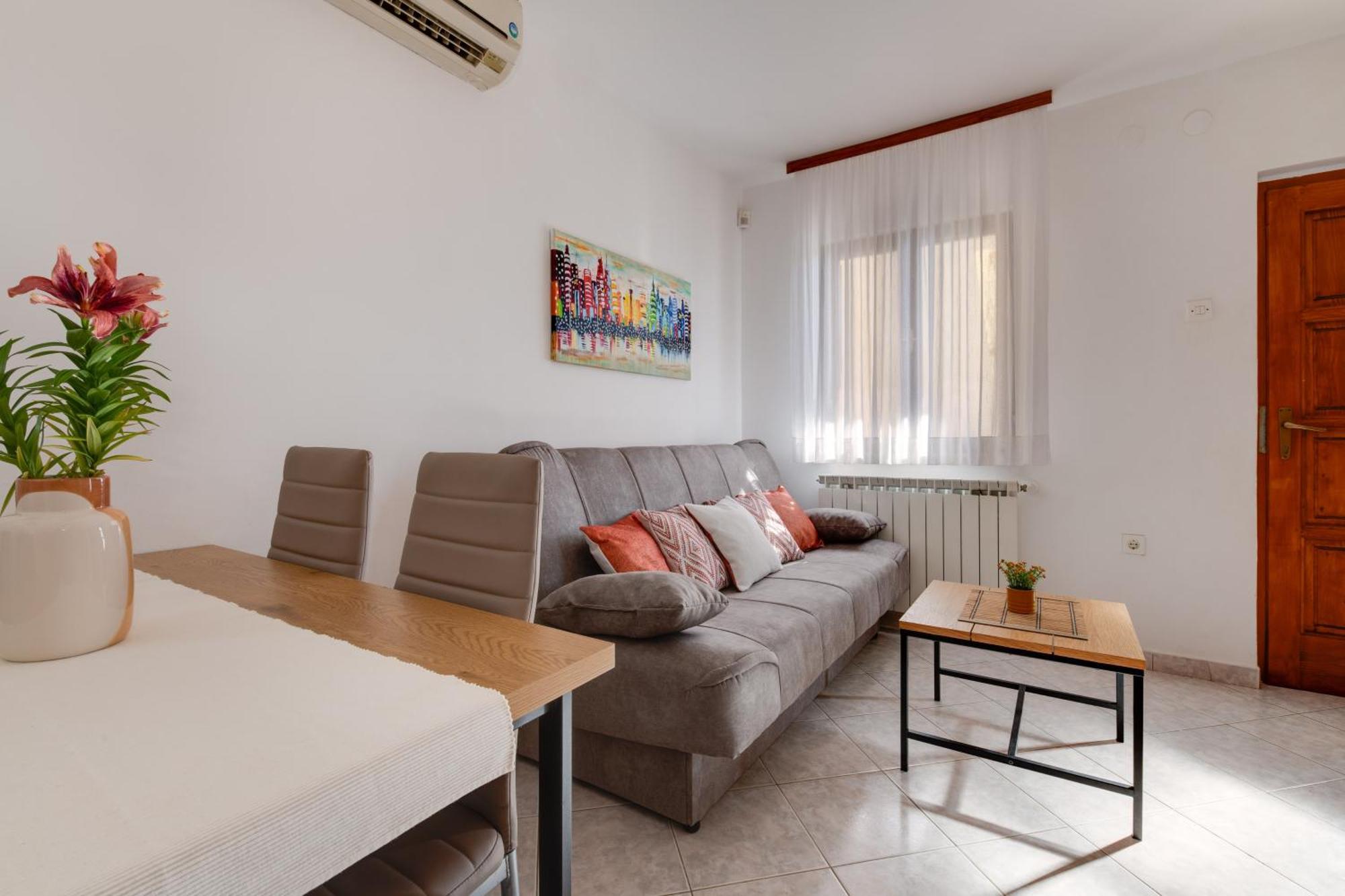 Villa Livia With Three Nice Apartments, Swimming Pool, Childrens Playground, Barbecue And Free Parking Ližnjan Екстериор снимка
