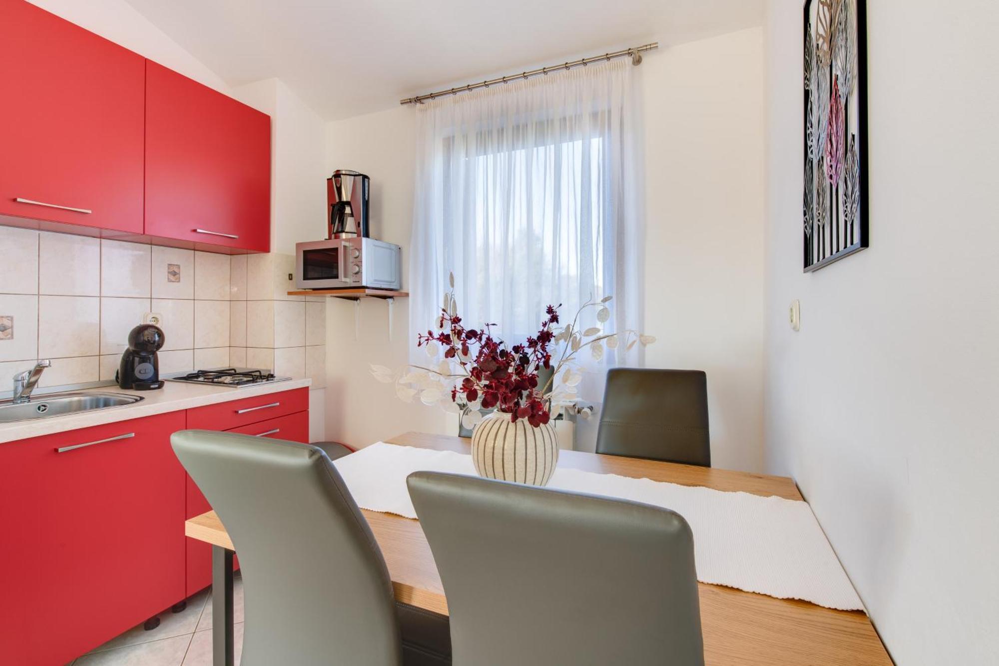 Villa Livia With Three Nice Apartments, Swimming Pool, Childrens Playground, Barbecue And Free Parking Ližnjan Екстериор снимка