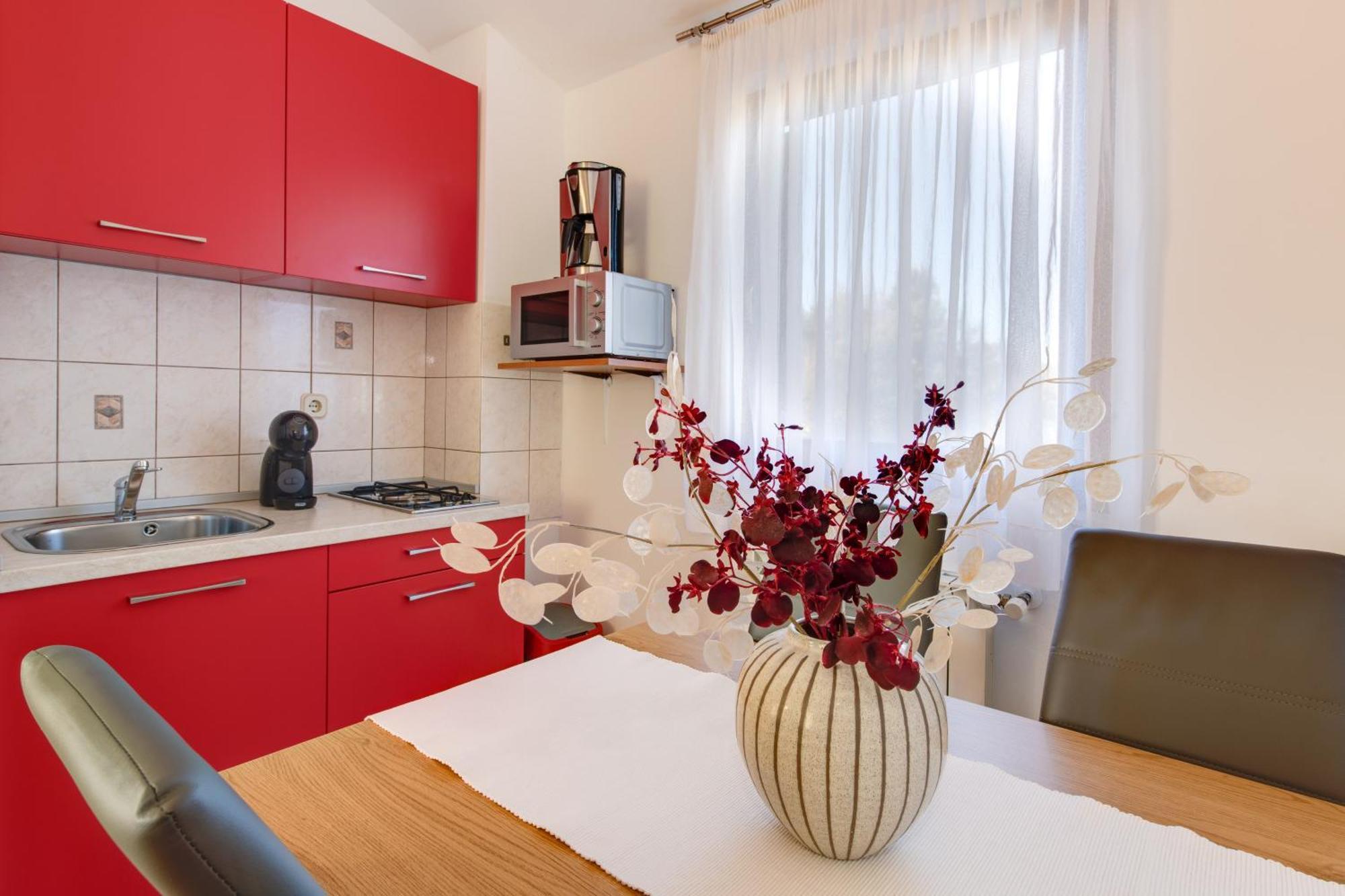 Villa Livia With Three Nice Apartments, Swimming Pool, Childrens Playground, Barbecue And Free Parking Ližnjan Екстериор снимка